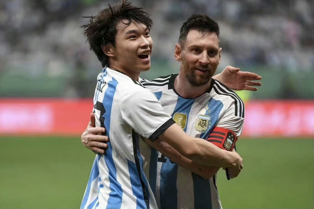 CĐV Trung Quốc chạy vào sân ôm Lionel Messi