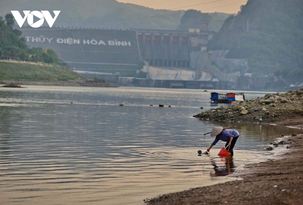 Phát hiện, di dời nhiều quả đạn pháo ở hạ lưu khi sông Đà cạn trơ đáy