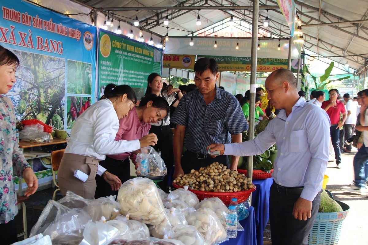 Nông dân Bà Rịa - Vũng Tàu đưa sầu riêng, bơ, cà phê ra chợ nông sản