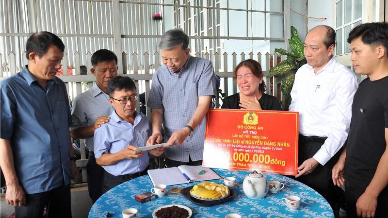 Bộ trưởng Tô Lâm thăm hỏi, chia sẻ mất mát với các gia đình liệt sỹ huyện Cư Kuin