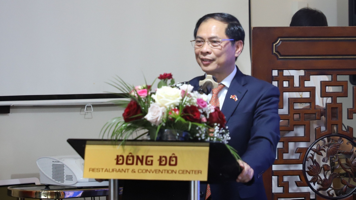 Bộ trưởng Bùi Thanh Sơn gặp gỡ đại diện cộng đồng người Việt Nam tại Séc và châu Âu