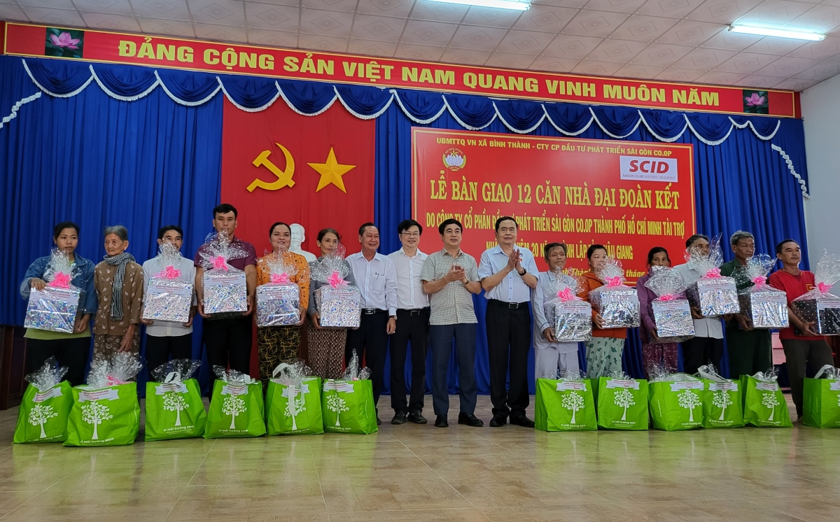 Ông Trần Thanh Mẫn tham dự buổi bàn giao nhà Đại đoàn kết ở huyện Phụng Hiệp