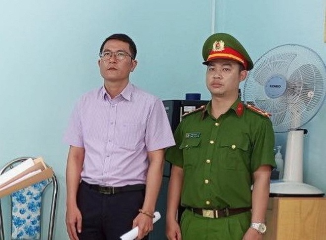Bắt tạm giam Phó giám đốc văn phòng đăng ký đất đai huyện Khánh Vĩnh