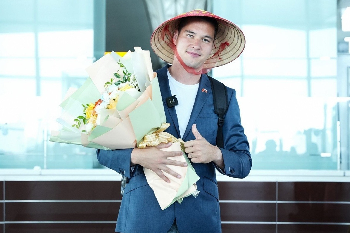 Filip Nguyễn đội nón lá, "đốn tim" người hâm mộ khi về Việt Nam