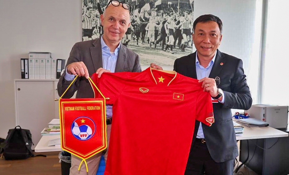 Chủ tịch Liên đoàn Bóng đá Đức ấn tượng mạnh với ĐT nữ Việt Nam