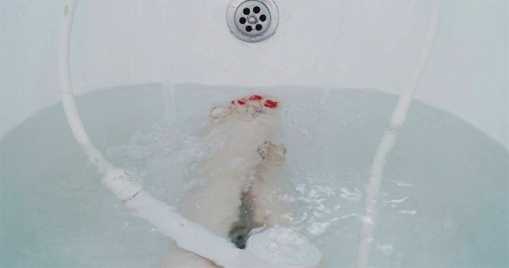 Bình nóng lạnh rò điện làm một phụ nữ đang tắm tử vong