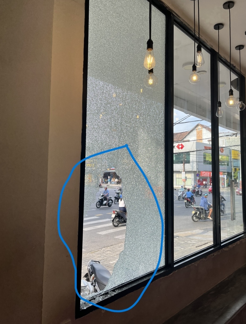 Nhóm thiếu niên đập cửa kính cửa hàng, siêu thị để trộm tài sản