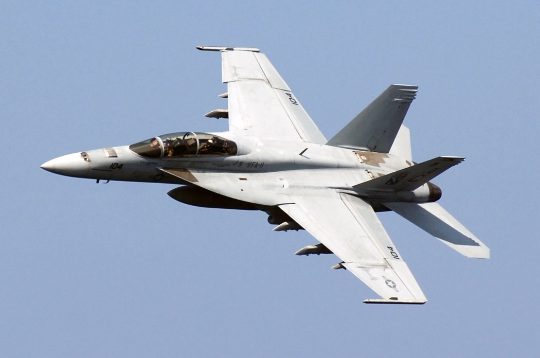 F/A-18 Hornet và F-16 – Tiêm kích nào sẽ giúp Ukraine đối phó với Nga?