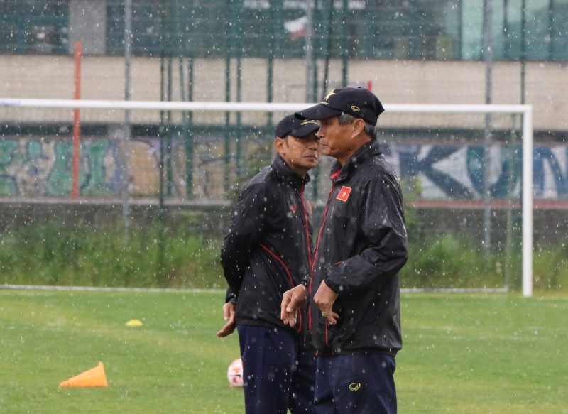 ĐT nữ Việt Nam "đội mưa'' tập luyện, quyết thắng đối thủ mạnh ở châu Âu