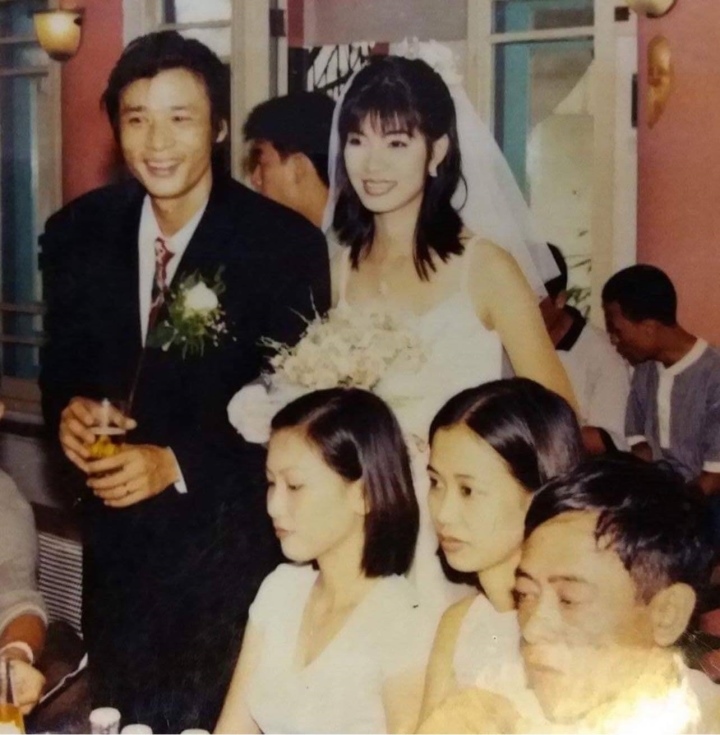 NSƯT Võ Hoài Nam khoe loạt ảnh cưới hơn 20 năm trước với bà xã kém 12 tuổi