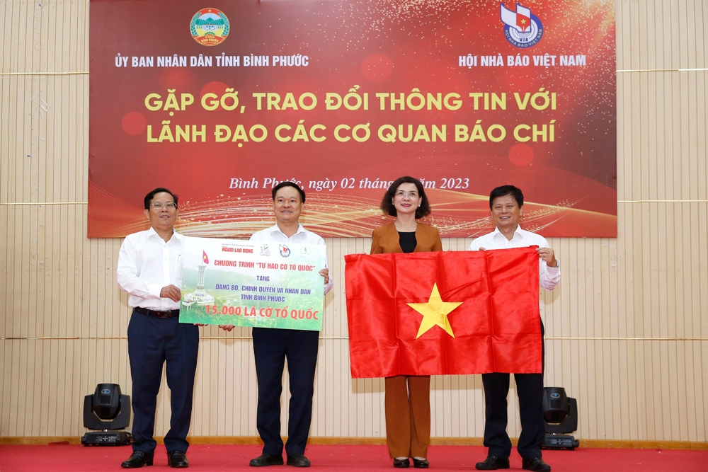 15.000 lá cờ được trao cho cán bộ, chiến sĩ và nhân dân vùng biên Bình Phước