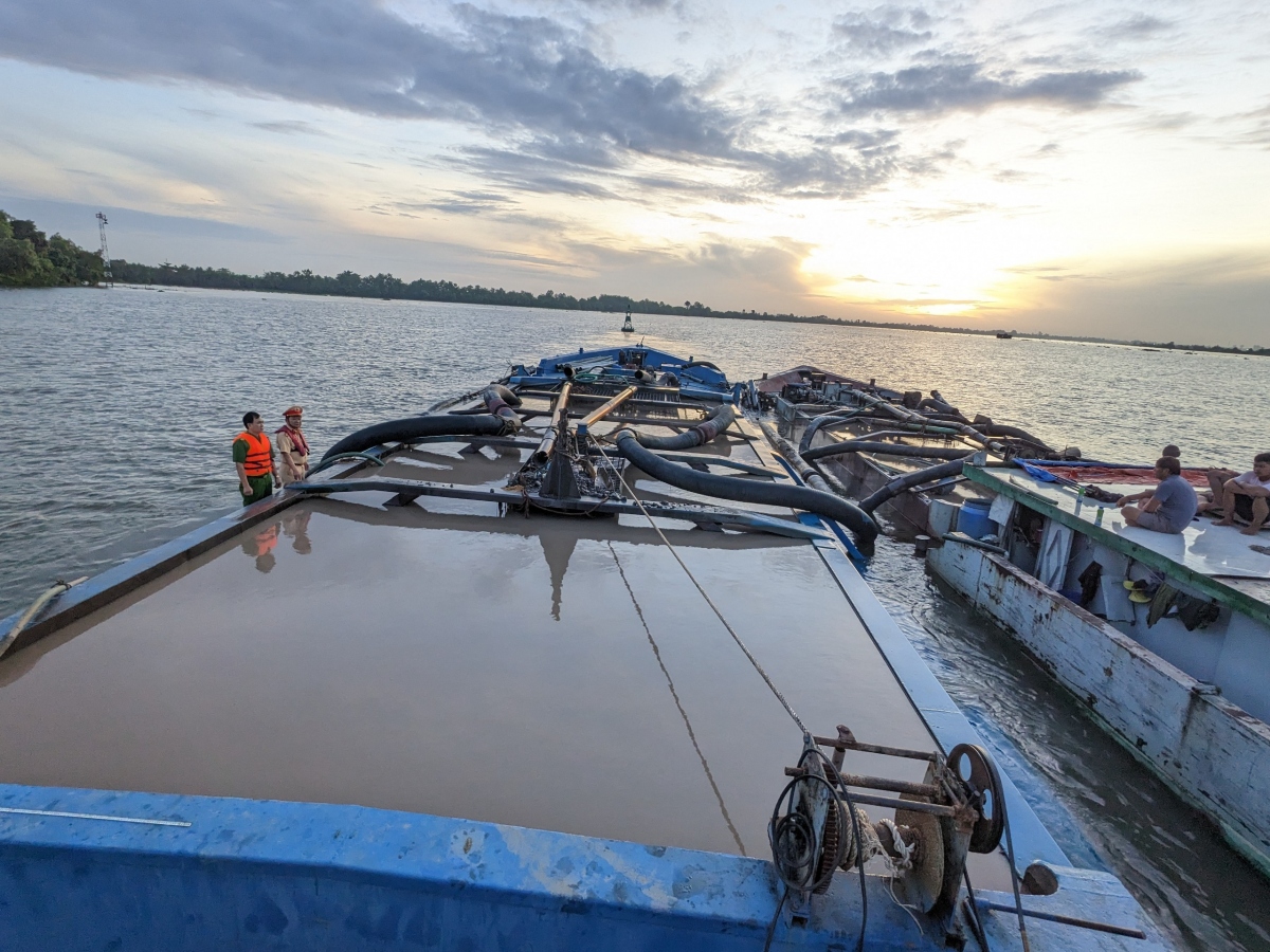 Bắt giữ 7 tàu khai thác cát trái phép tại Tiền Giang, Vĩnh Long
