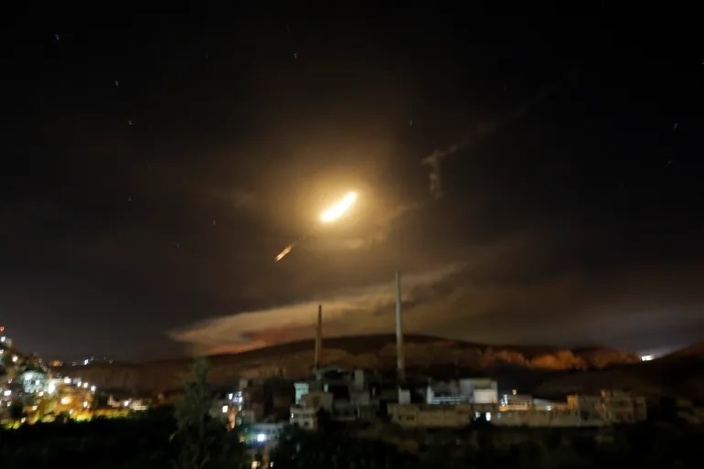 Israel tấn công các địa điểm phòng không của Syria