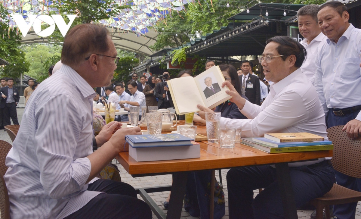 Thủ tướng Việt Nam và Malaysia thăm phố sách, thưởng thức cafe tại Hà Nội