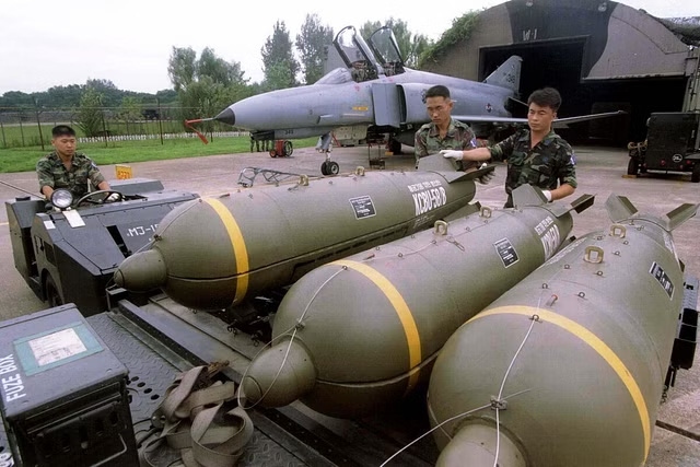 Đồng minh lo ngại việc Mỹ quyết định gửi bom chùm cho Ukraine