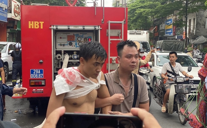 Nhiều cảnh sát PCCC bị thương và kiệt sức khi tham gia chữa cháy ở Thổ Quan