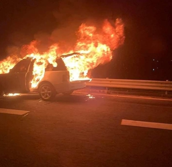Xe Ranger Rover bốc cháy trên cao tốc, ba người thoát nạn