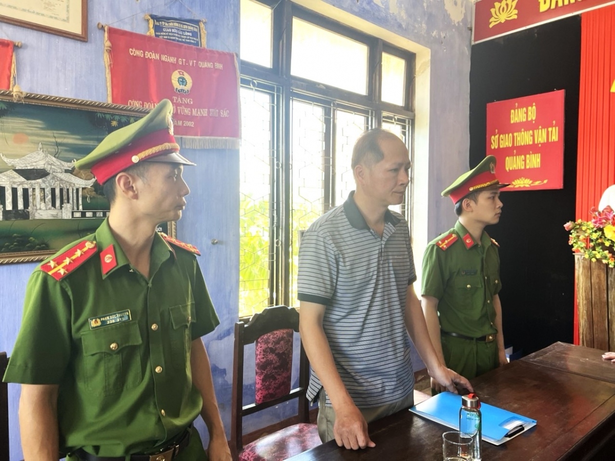 Bắt 2 phó giám đốc trung tâm đăng kiểm xe cơ giới ở tỉnh Quảng Bình