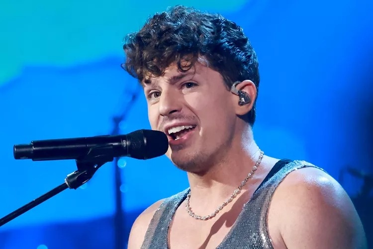 Charlie Puth kêu gọi khán giả ngừng ném đồ vào nghệ sĩ biểu diễn