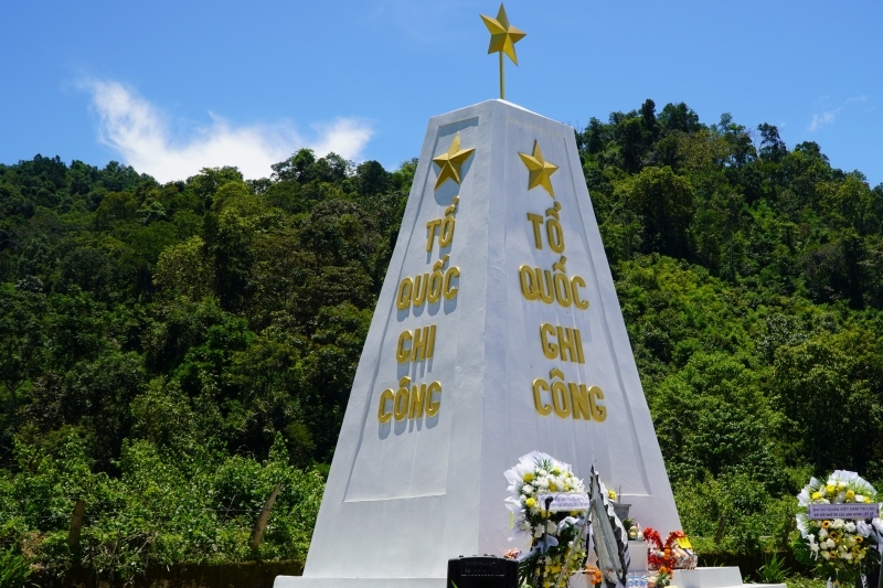 Dâng hương tưởng niệm các anh hùng liệt sĩ tại Lào