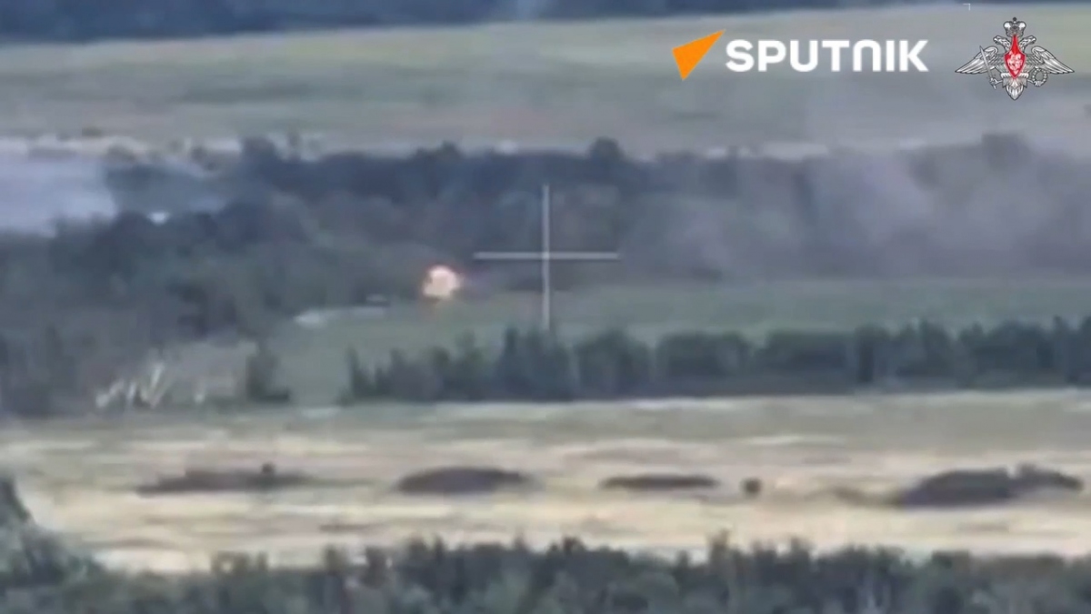 Lựu pháo Giatsint-B của Nga phá hủy xe tăng Ukraine bằng một đòn trực diện