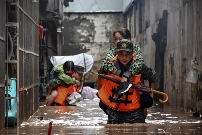 Trung Quốc: Số người thiệt mạng vì mưa lũ ở Trùng Khánh tăng lên 17 người