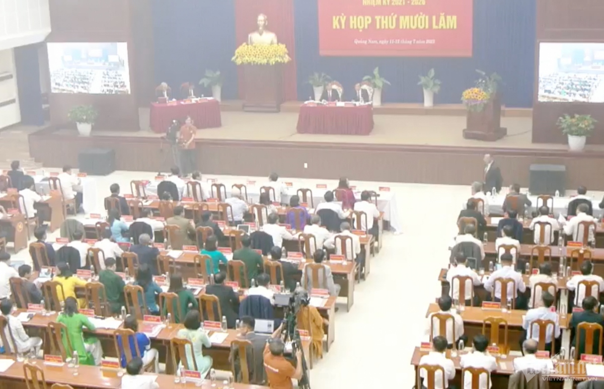 Khói bao trùm hội trường, HĐND tỉnh Quảng Nam dừng họp đột ngột
