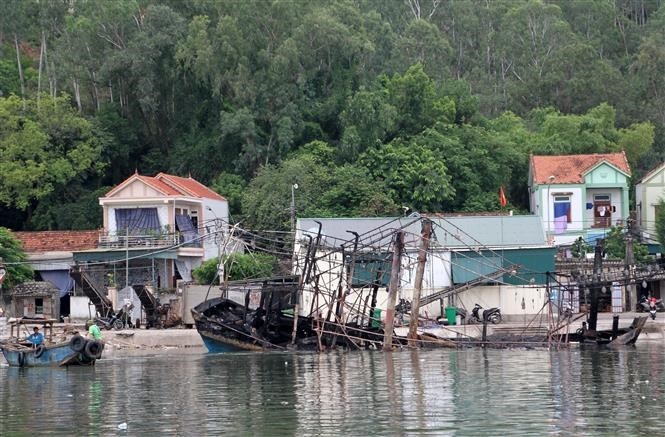 Cháy 5 tàu cá tại cảng Lạch Quèn ở Nghệ An