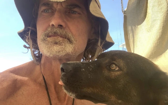Người đàn ông và chú chó sống sót sau 3 tháng trôi dạt ở Thái Bình Dương