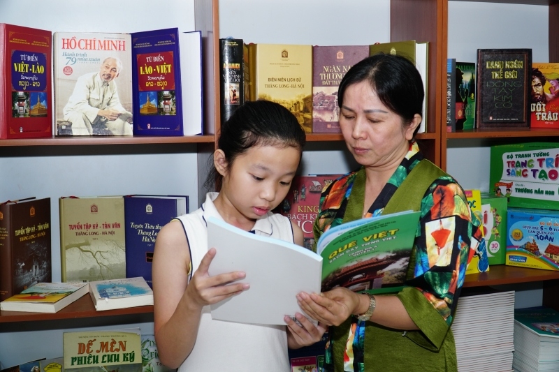 Giữ gìn bản sắc văn hóa tiếng Việt cho con em kiều bào tại Lào