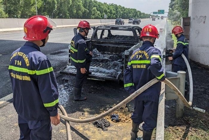 Xe ô tô cháy rụi trên cao tốc Hà Nội - Hải Phòng