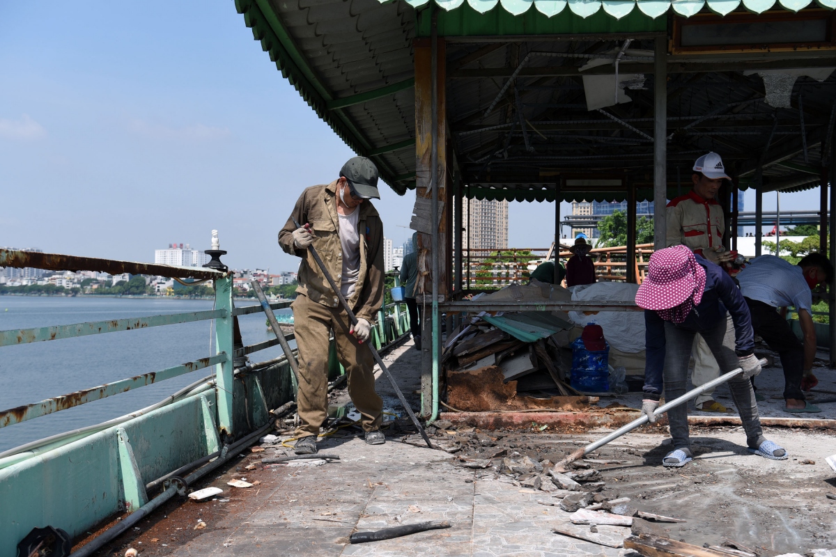 Cận cảnh tháo dỡ du thuyền cuối cùng ở Hồ Tây, Hà Nội