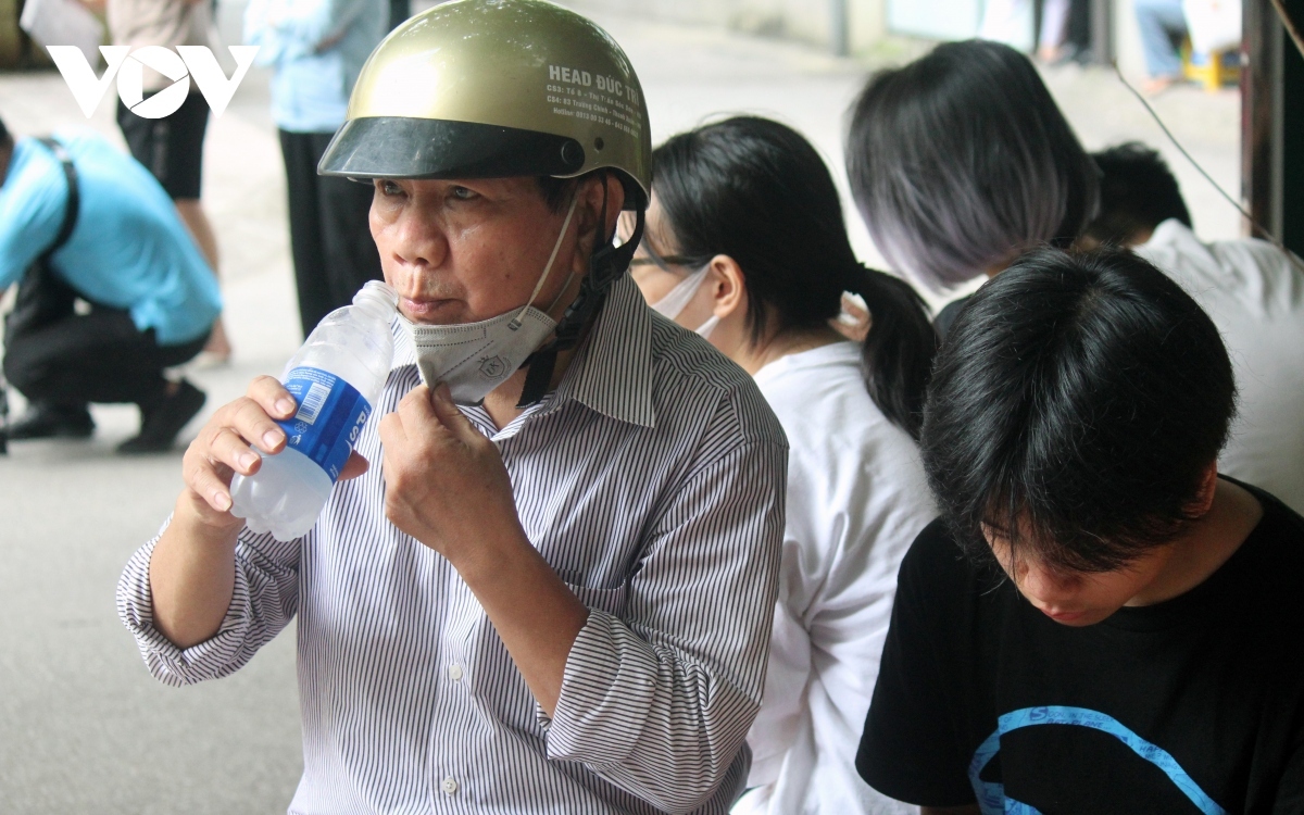 Sở GD-ĐT Hà Nội yêu cầu các trường không để phụ huynh tụ tập ngoài cổng