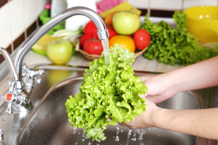 Rửa rau bằng nước muối có giúp loại bỏ hoá chất?