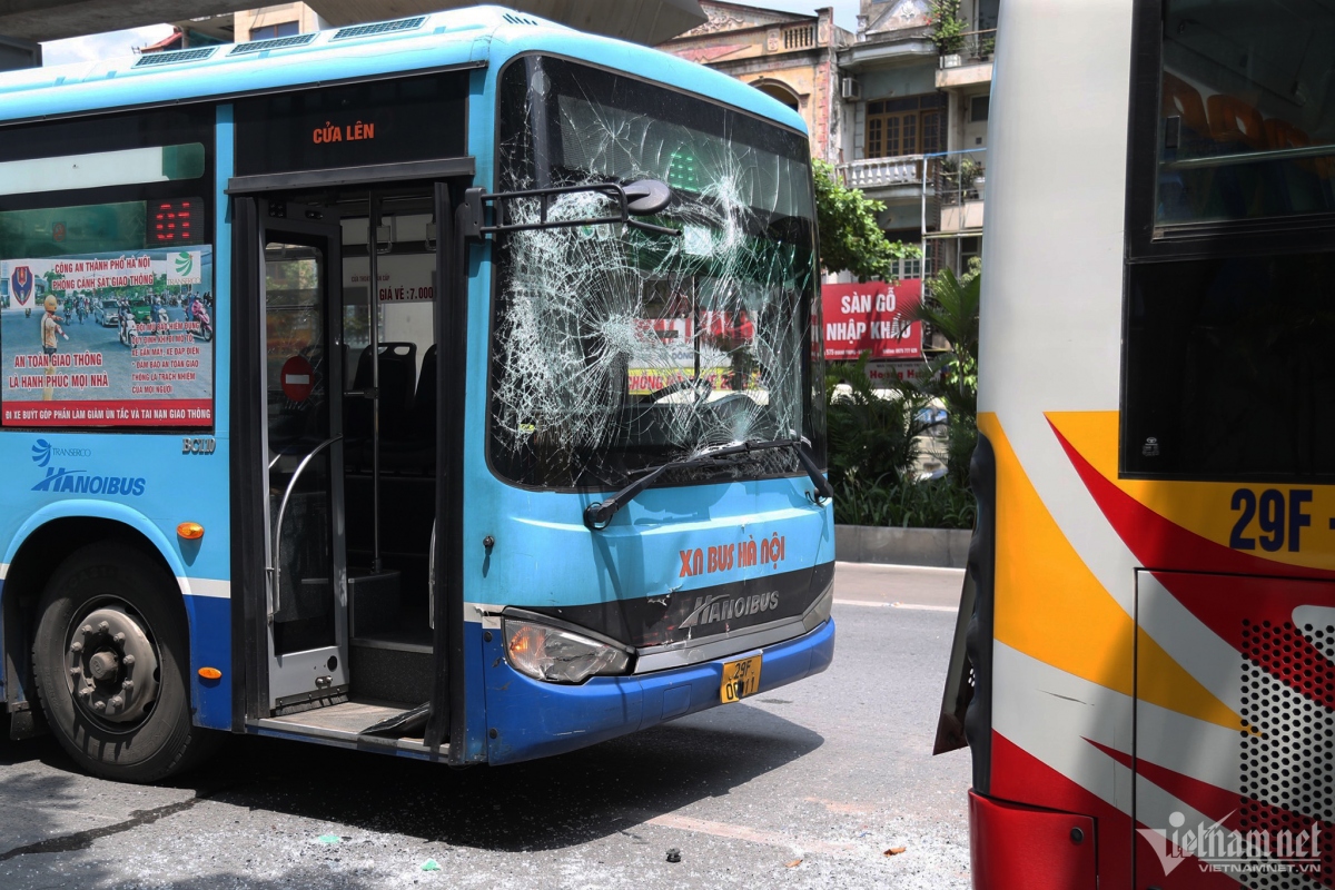 3 xe buýt đâm liên hoàn khi vào bến đón khách ở Hà Nội