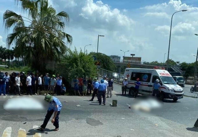 Xe tải va chạm với xe máy khiến 3 người tử vong ở Hà Nội