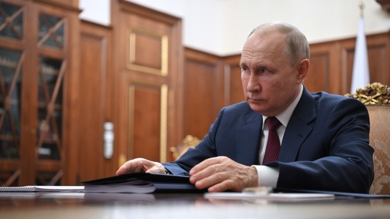 Tổng thống Putin tuyên bố Nga có đủ bom chùm để đáp trả Ukraine