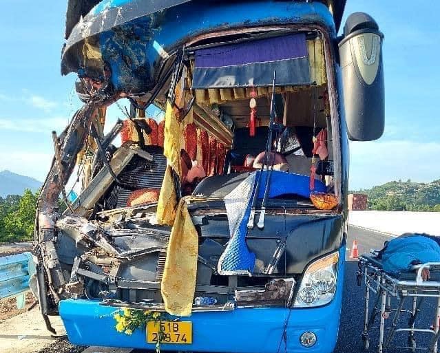 Xe khách mất lái tông xe tải trên cao tốc Nha Trang - Cam Lâm, 2 người tử vong