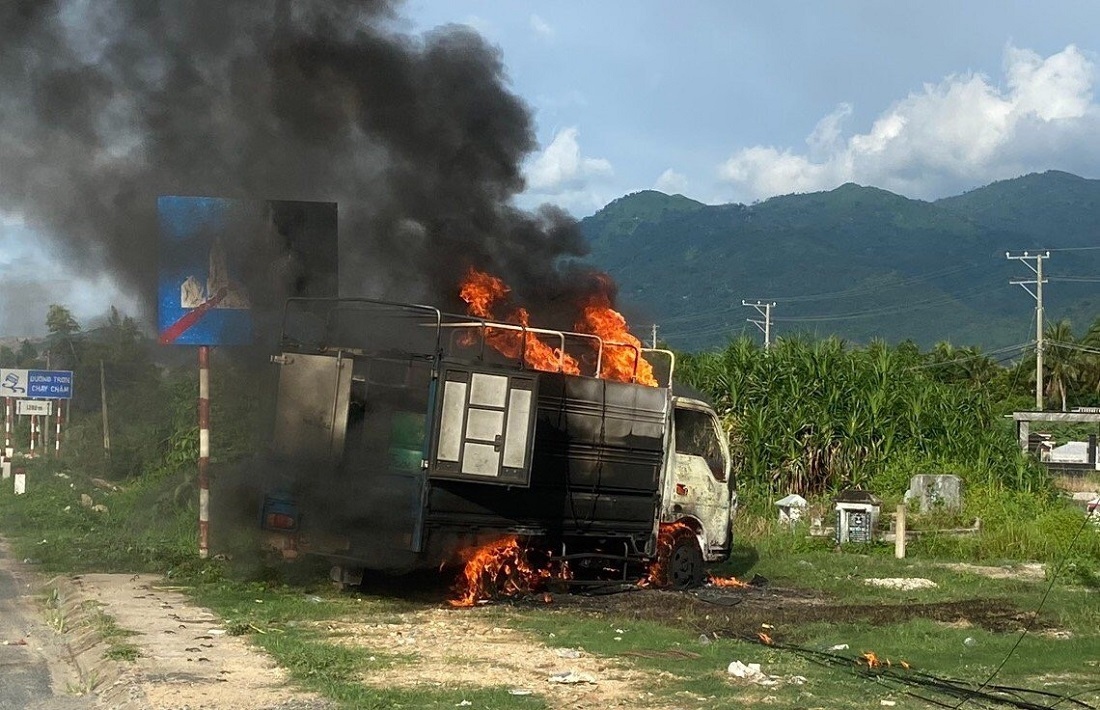 Xe tải bốc cháy làm đứt dây điện trung thế khiến một người tử vong ở Khánh Hòa
