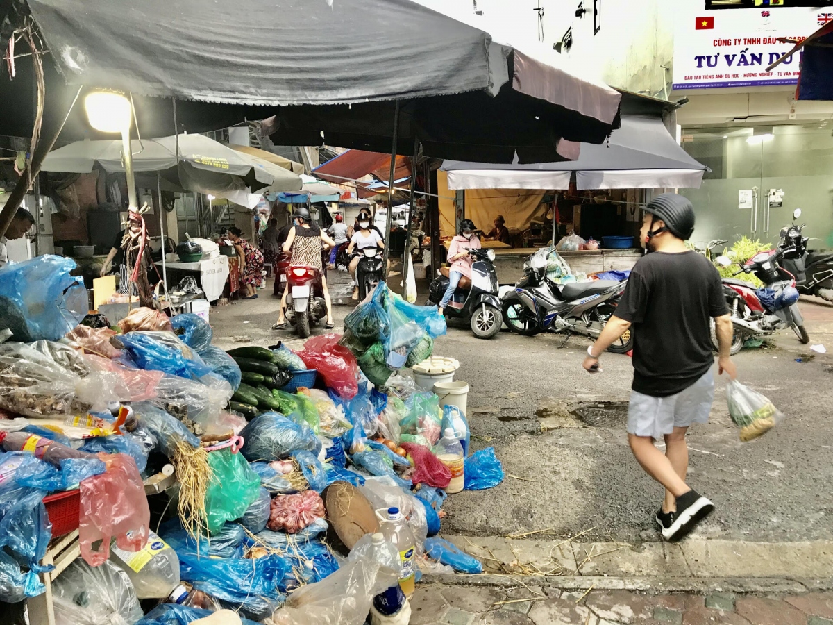 100% chợ truyền thống Hà Nội không sử dụng túi nilon: Mục tiêu khó khả thi