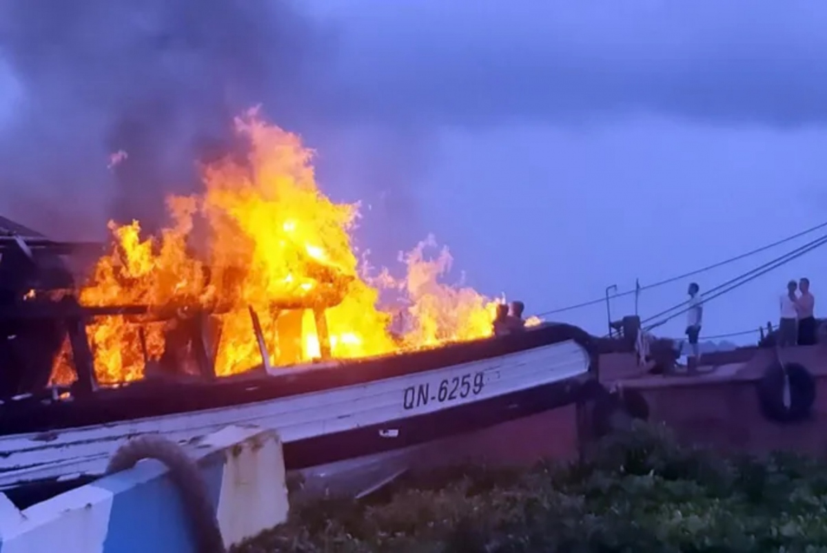 Tàu du lịch bốc cháy, 6 thuyền viên thoát nạn