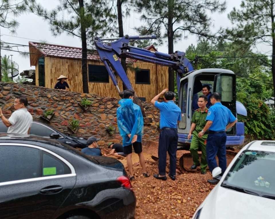 Không có thiệt hại lớn trong vụ xói lở đường ở Sóc Sơn, Hà Nội