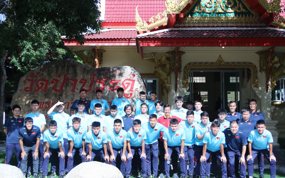 U23 Việt Nam đi lễ chùa trước khi bước vào giải U23 Đông Nam Á 2023