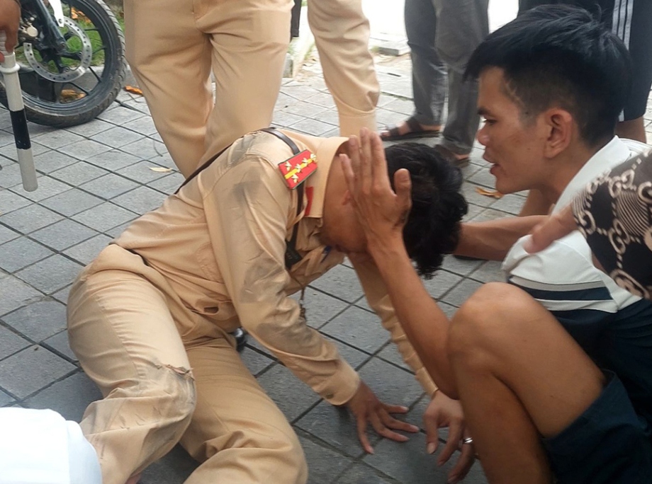 Tạm giữ thanh niên tông xe vào cảnh sát giao thông ở Thanh Hóa