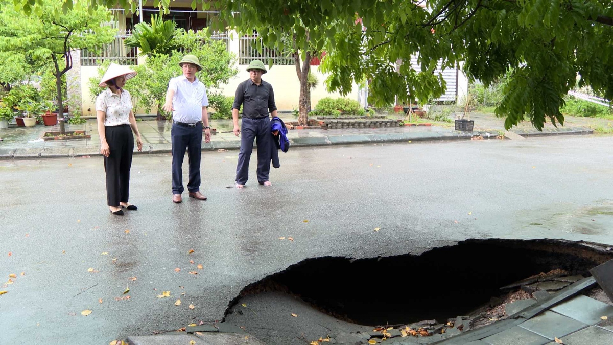 Di dời khẩn cấp 3 hộ dân gần hố "tử thần" ở Quảng Ninh