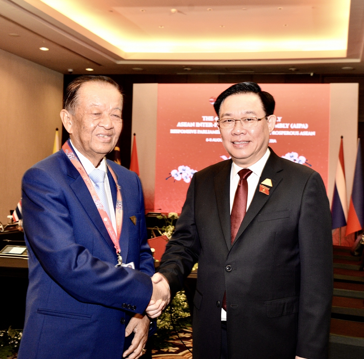 Chủ tịch Quốc hội Vương Đình Huệ gặp Chủ tịch Hạ viện Thái Lan
