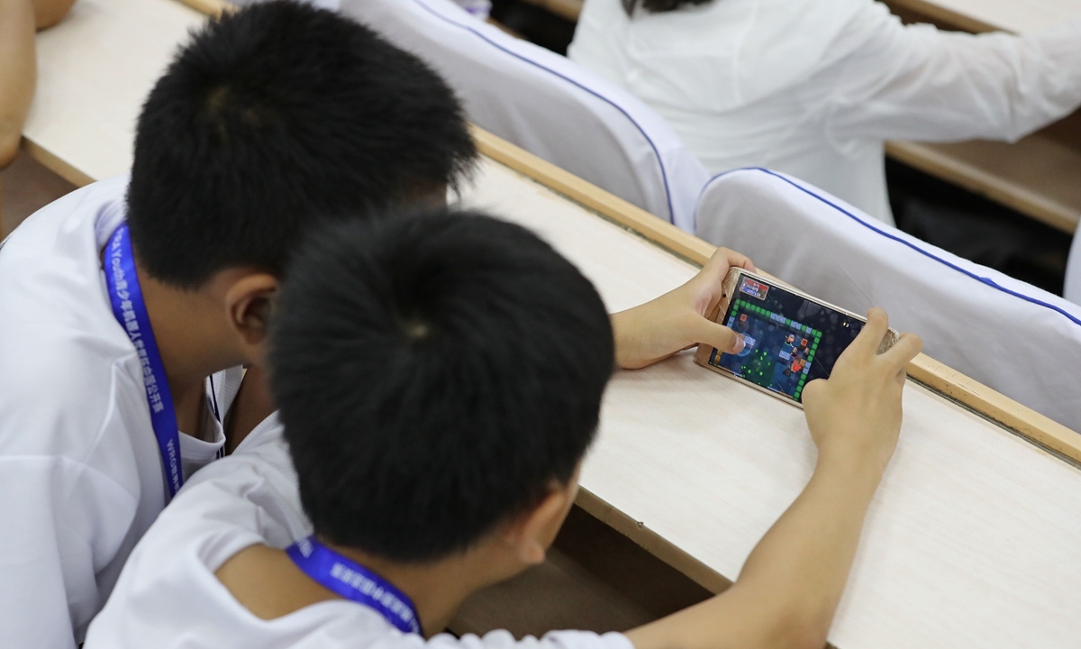 Trung Quốc hạn chế thời gian dùng thiết bị di động của trẻ vị thành niên