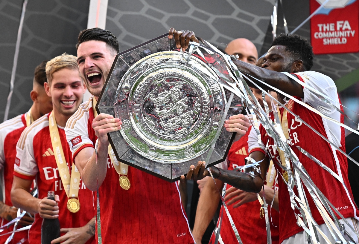 Dàn sao Arsenal ăn mừng cuồng nhiệt khi "nẫng" Siêu Cúp Anh khỏi tay Man City