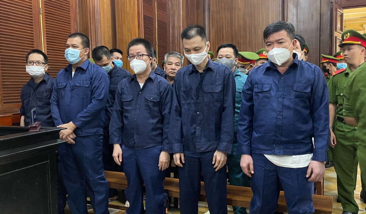 Xét xử 13 cựu công an phường đòi và nhận tiền “giải cứu” của người vi phạm