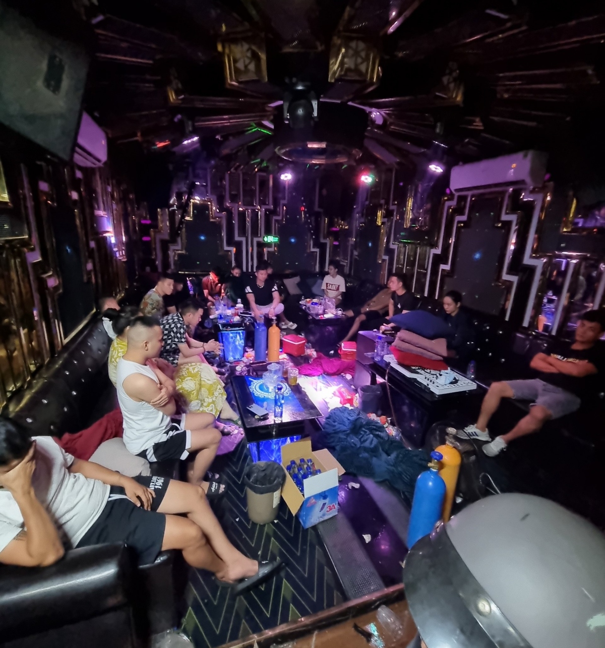 Bắt quả tang nhóm nam nữ “thác loạn” trong quán karaoke